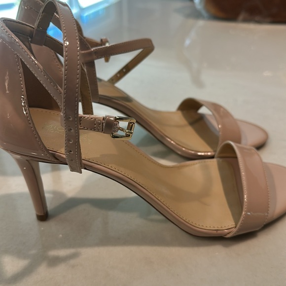 Michael Kors Cream Heels Elegant Design Size 8.5 - Picture 3 of 4